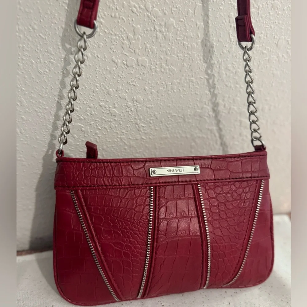 2/for $20 🪩 NINE WEST Red Croc Textured Crossbody, Chain Straps